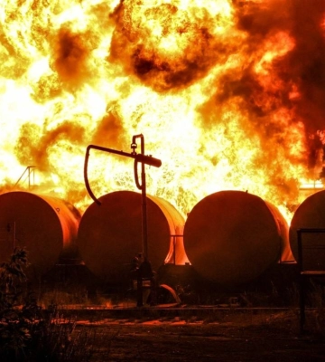 В Макіївці потужна пожежа на нафтобазі