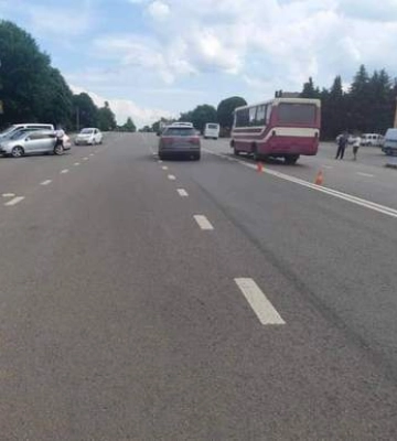 Під Луцьком водій автобуса збив двох дітей: хлопчик впав в кому, дівчина з травмою ноги