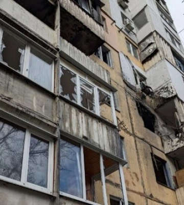 Росіяни обстріляли житловий будинок в Херсоні. Є постраждалі