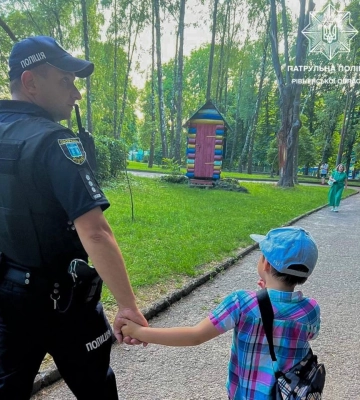 Загубився у парку: у Рівному патрульні допомогли дитині знайти батьків