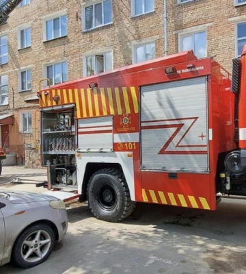 Врятували чоловіка та евакуювали 26 мешканців: у Костополі вогнеборці ліквідували пожежу у багатоквартирному житловому будинку