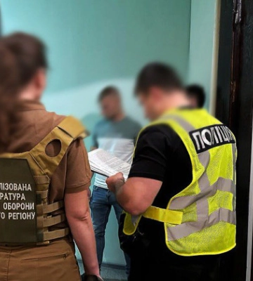 За хабаря надавав послуги з незаконної реєстрації громадян: підозрюється службовець Дніпровської міськради