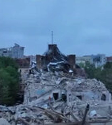 Зеленский показал последствия атаки &quot;Калибров&quot; на дом во Львове – видео с дрона