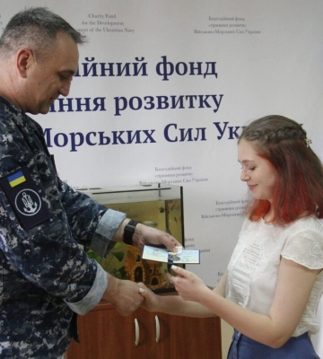 Командувач ВМС вручив 15-річній волонтерці почесну відзнаку від Залужного
