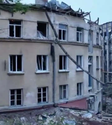 «В доме ни окон, ни дверей». Жители многоэтажки во Львове, в которую попала российская ракета, рассказали подробности удара