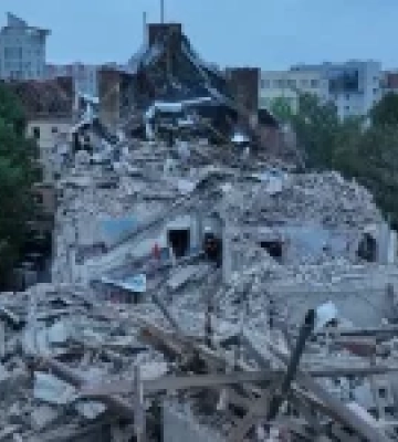 Цієї ночі уламки ракети влучили у житловий будинок у Львові. Що відомо?