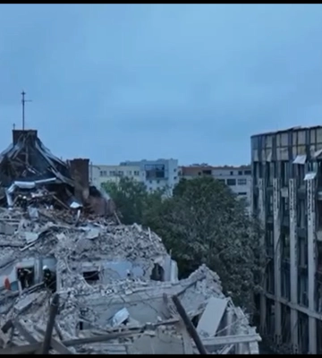 Зеленский показал последствия атаки &quot;Калибров&quot; на дом во Львове – видео с дрона