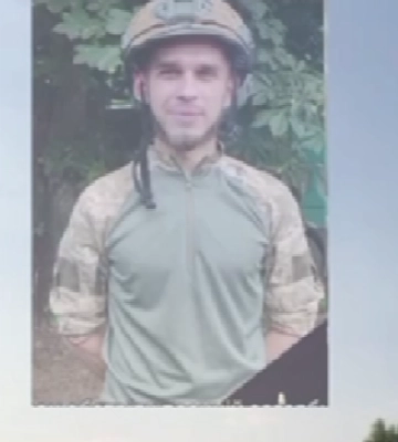 На Волині навколішки і з встеленою дорогою квітами зустріли 26-річного командира штурмового відділення Івана Полуфакіна. Відео