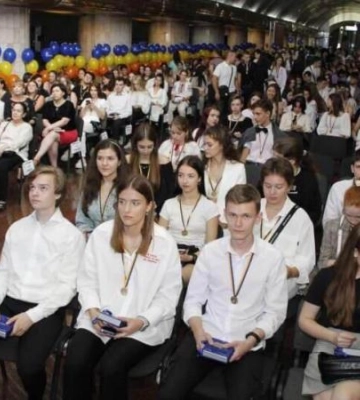 У Дніпрі на Молодогвардійській зіткнулися Honda та Ford: серед постраждалих є діти