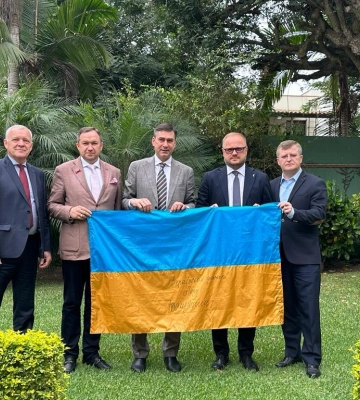В Перу украинское посольство передало диаспоре флаг с подписью Залужного В Перу украинское посольство передало диаспоре флаг с подписью Залужного
