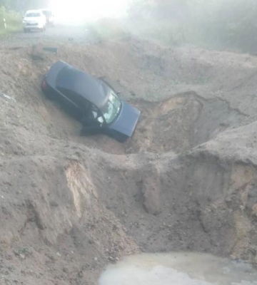 Через грозу здетонували міни: на Шаччині пошкоджено дорогу