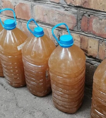 Скандал у Нікополі: люди у спеку годинами стоять за коричневою водою