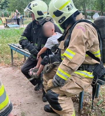 На Дніпропетровщині під час пожежі в квартирі вогнеборці врятували дитину