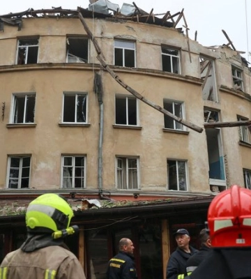 Вибігли за хвилини до удару. У Львові дивом врятувалася родина журналістів з дитиною, вони жили у будинку, в який влучила російська ракета