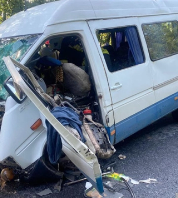 На Хмельниччині в ДТП з мікроавтобусом одна людина загинула та понад 20 травмувалися