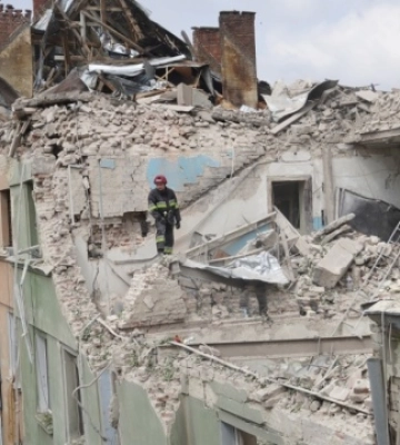 У Львові з місця ракетного удару вивезли понад 100 кубометрів будівельного сміття