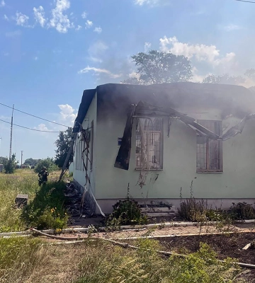 Пожежні загасили спричинену російським снарядом пожежу станції Одноробівка на Харківщині