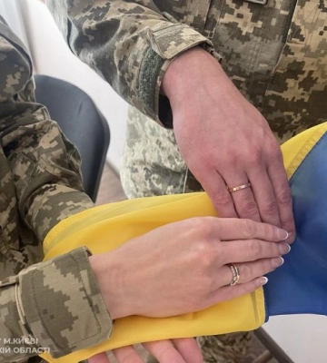 Міграційники допомогли військовій ЗСУ обміняти паспорт-книжечку на ID-картку