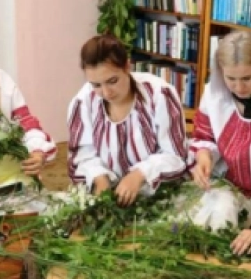 У Горохівській бібліотеці провели майстер-клас із плетіння вінка.ФОТО