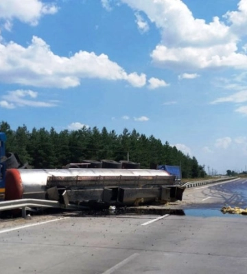 На Полтавщині перекинулася вантажівка з цистерною: рух ускладнений
