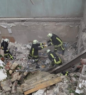 Удар по Львову: розбірано майже половину завалів