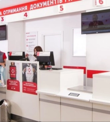 "Ми платили гроші, так якого х*я?": Нова Пошта за кругленьку суму доставляє з Польщі побитий посуд