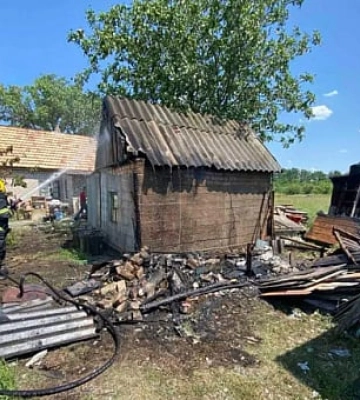 У Криворізькому районі рятувальники загасили пожежу на території приватного будинку