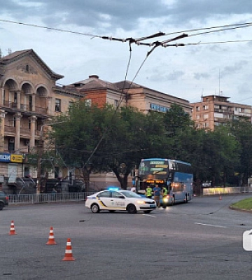 В Кривом Роге на проезжую часть упали троллеи: затрудненное движение