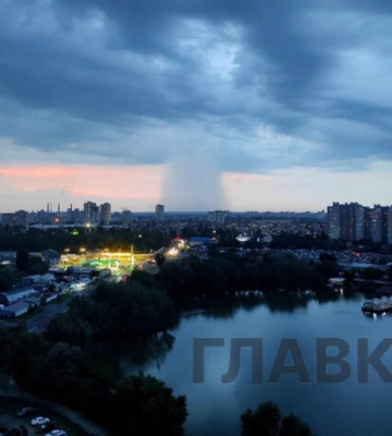 На зміну сонцю – грім, блискавка та дощ: столицю накрила негода (відео)