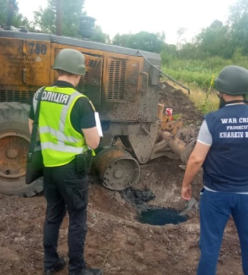 На Харківщині водій грейдера отримав травми внаслідок вибуху невідомого пристрою