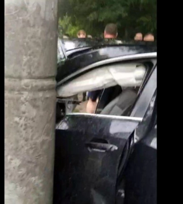 У Луцьку BMW врізався в електроопору. Відео