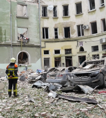 Шоста жертва удару військ РФ по Львову: під завалами будинку виявили тіло жінки