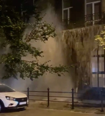 У центрі Львова через сильний дощ з&#039;явився &quot;фонтан&quot;: вражаюче відео