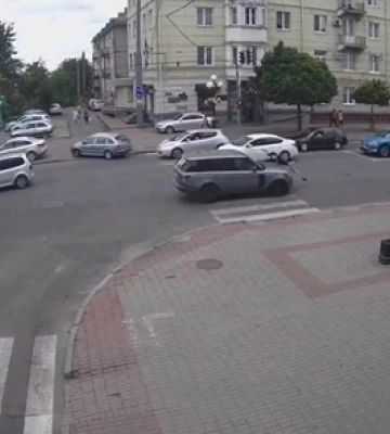 У Луцьку «рендж ровер» збив дитину: показали момент удару (відео)