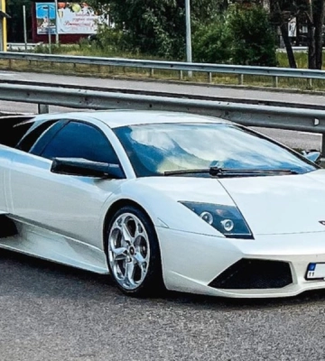 У Києві під час війни помітили рідкісний автомобіль за 300 000 доларів 