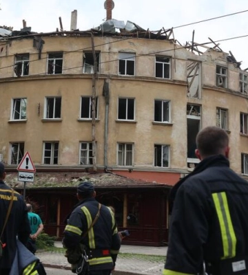 Завершується рятувально-пошукова операція у зруйнованому ракетою будинку у Львові