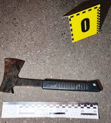 У Києві під час сварки чоловік вдарив сусіда сокирою по голові, а потім викинув знаряддя злочину з балкона на авто. Фото