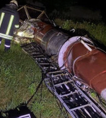 Негода у Києві підтопила переходи, в Борисполі сильний вітер повалив трубу котельні 