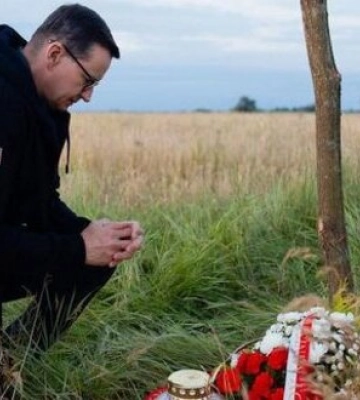 Прем’єр-міністр Польщі Моравецький в Україні вшанував пам’ять жертв Волинської трагедії. ФОТОрепортаж