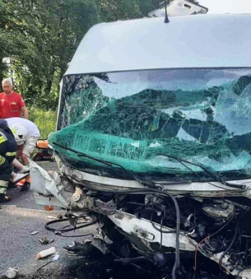 Один загиблий та двадцять один поранений, серед яких шестеро дітей - наслідки ДТП на Хмельниччині. ФОТО