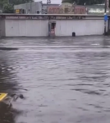 Львів накрила потужна злива: негода наробила лиха у місті (відео)