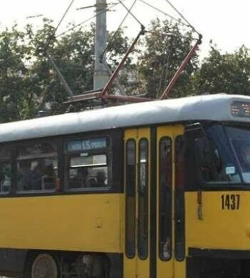 Сьогодні у Дніпрі призупинить рух популярний трамвай, а деякі автобуси змінять маршрут. Подробиці