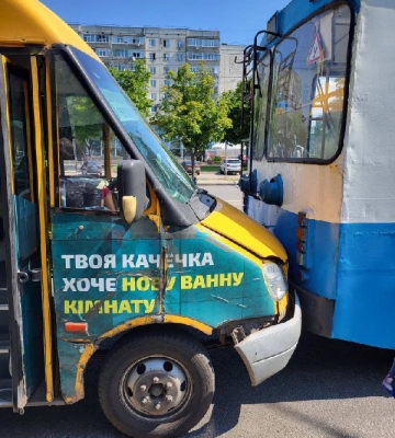 У Сумах маршрутка врізалася у тролейбус