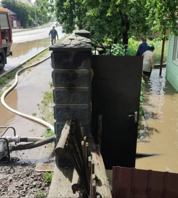 Подвір`я в селі на Рівненщині затопило водою (ФОТО)