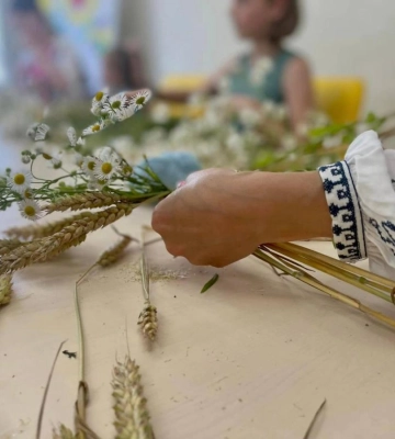 У Костополі відбувся майстер-клас з плетіння купальського вінка