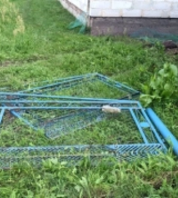 У Рівненському районі захмелілий водій зніс паркан і втік