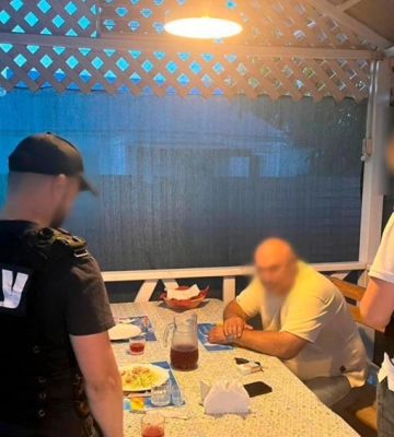 Голова громади та посадовець вимагали від підприємця з Кіровоградщини більше півмільйона гривень