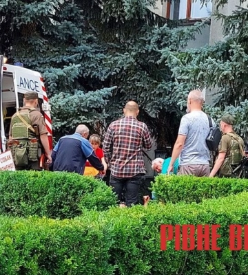 У центрі Рівного рятують самогубця, який весь у крові (ФОТО)