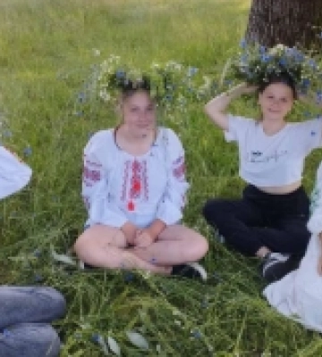 У селі Піща Шацької громади на Волині дівчата вчилися плести віночки