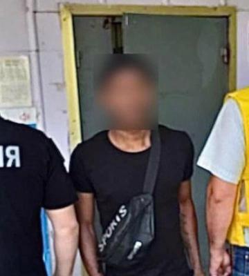 Міграційники Запоріжжя примусово видворили іноземця, який 10 років жив в Україні з недійним паспортом